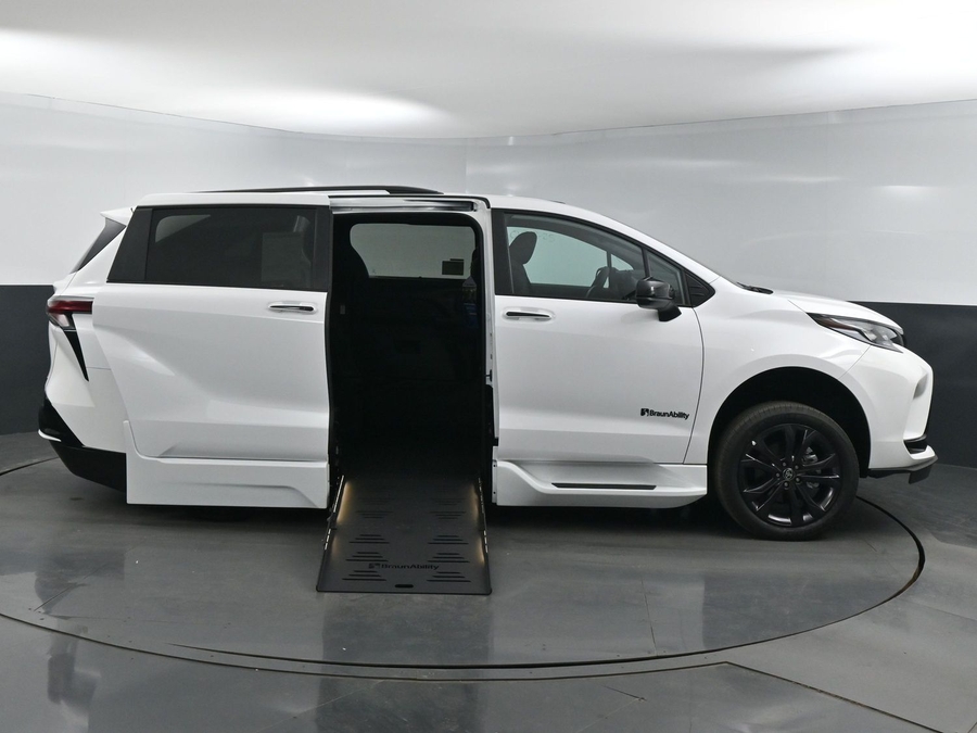 New 2025 Toyota Sienna Hybrid XSE Sport - BraunAbility Side Entry Entry Fold Out Automatic Ramp