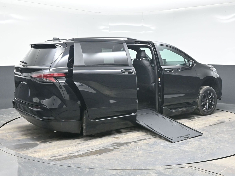 New 2025 Toyota Sienna Hybrid XSE Sport - BraunAbility Side Entry Entry In Floor Automatic Ramp