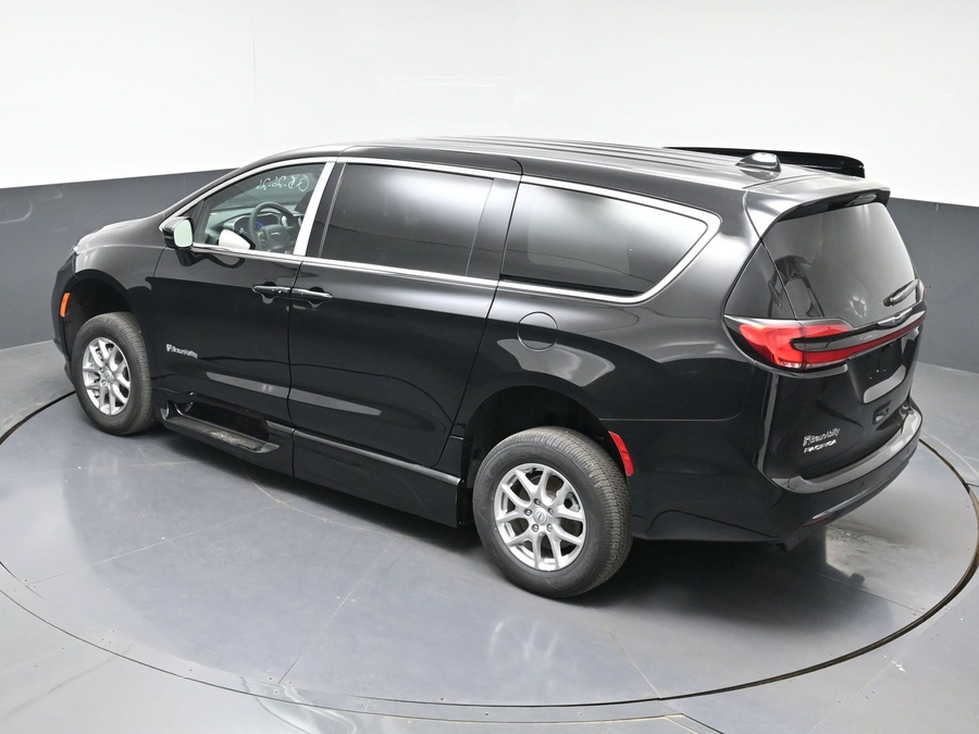 Black Chrysler Pacifica image number 20