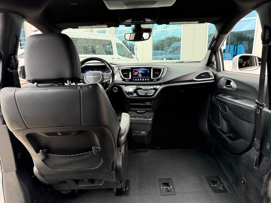 White Chrysler Pacifica image number 11