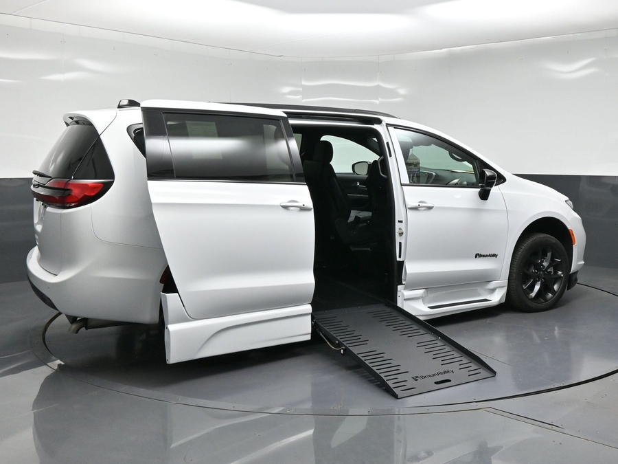 White Chrysler Pacifica image number 6