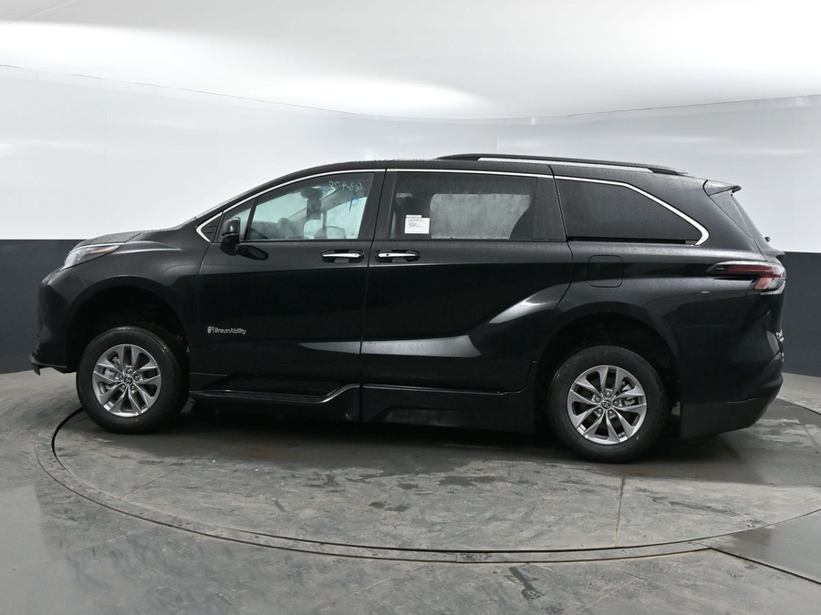 New 2025 Toyota Sienna Hybrid XLE Plus - BraunAbility Side Entry Entry In Floor Automatic Ramp