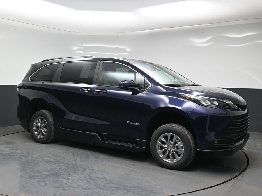 Blue Toyota Sienna image number 16