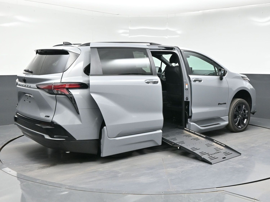 New 2026 Toyota Sienna Hybrid XSE Sport - BraunAbility Side Entry Fold Out Automatic Ramp