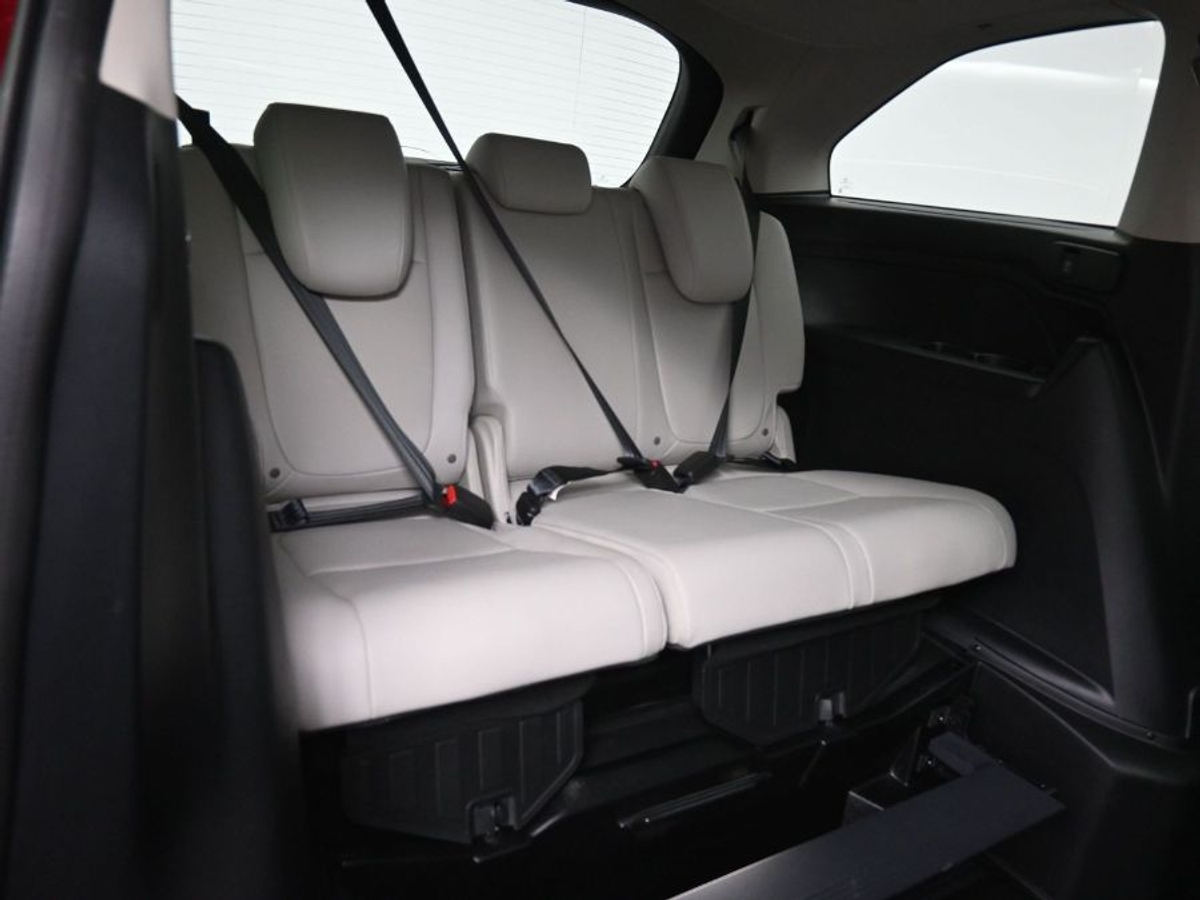 Red Honda Odyssey image number 9