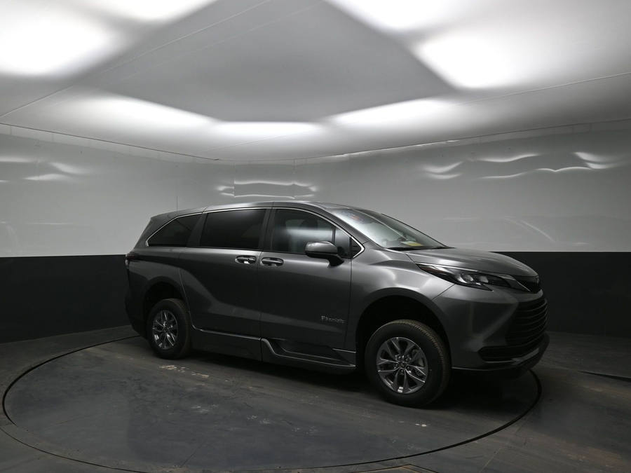 New 2026 Toyota Sienna Hybrid LE - BraunAbility Side Entry Entry Fold Out Automatic Ramp