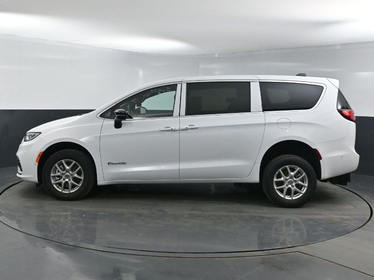 White Chrysler Pacifica image number 17