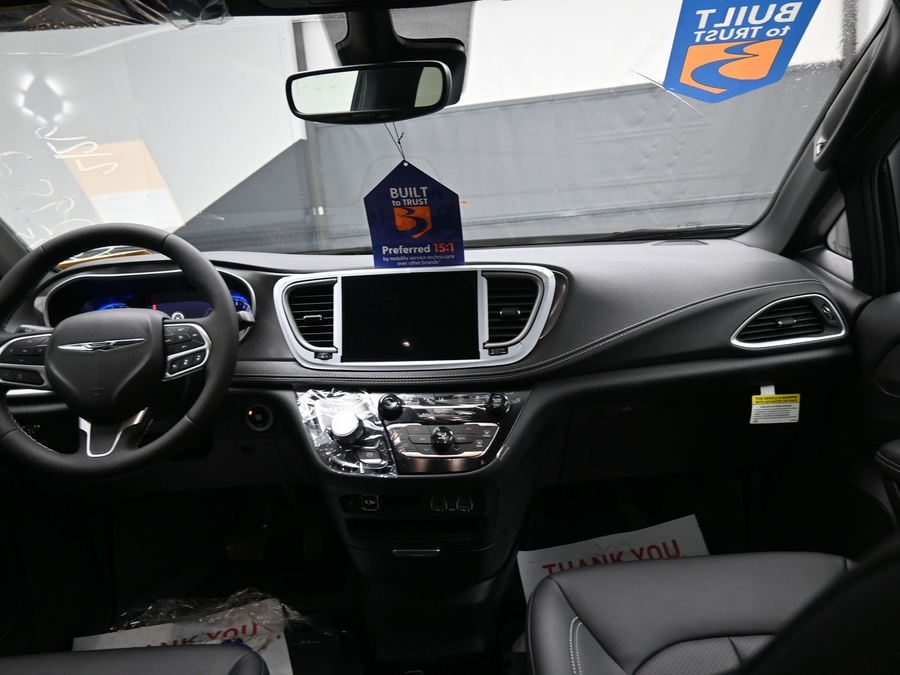 Black Chrysler Pacifica image number 12