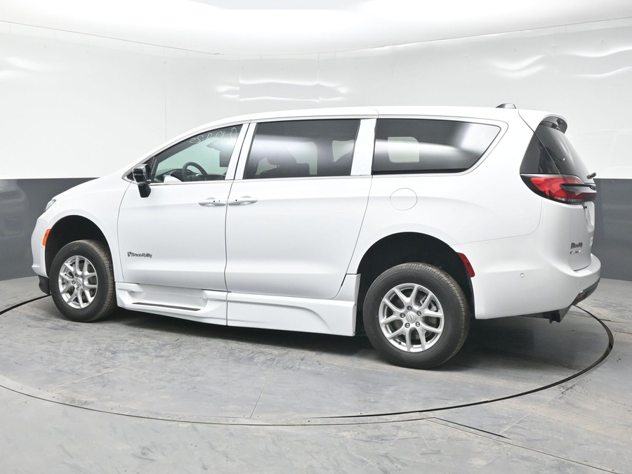 New 2025 Chrysler Pacifica Select Plus - BraunAbility Side Entry Entry In Floor Automatic Ramp