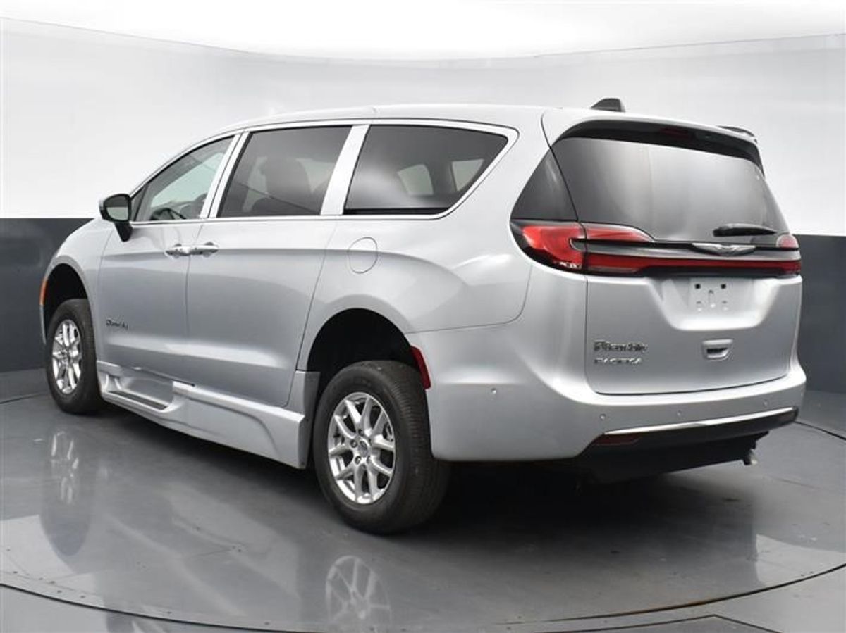 Silver Chrysler Pacifica image number 10