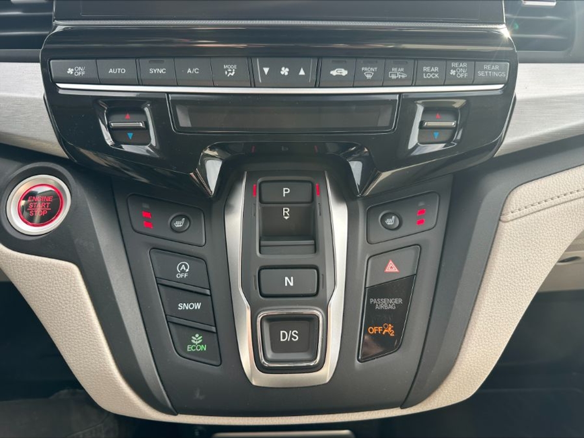 Red Honda Odyssey image number 19