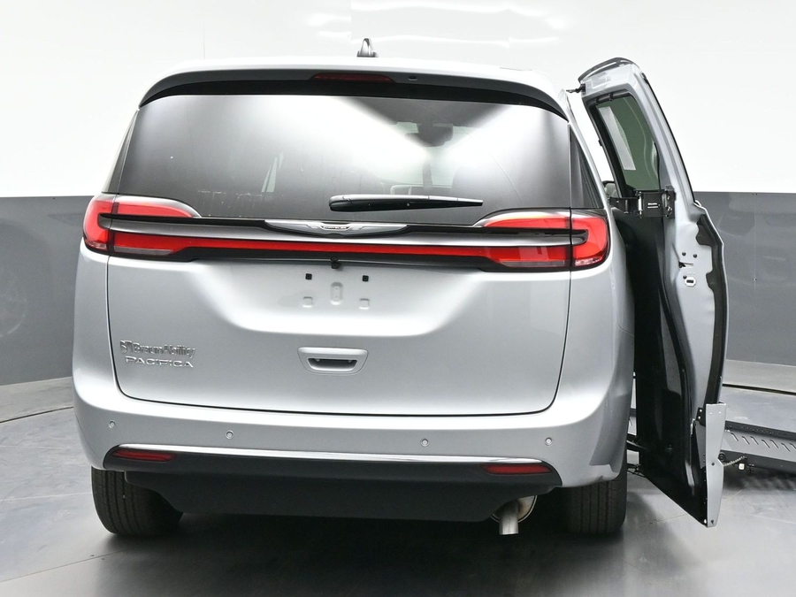 Silver Chrysler Pacifica image number 3