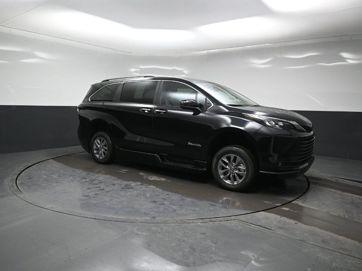 Black Toyota Sienna image number 20