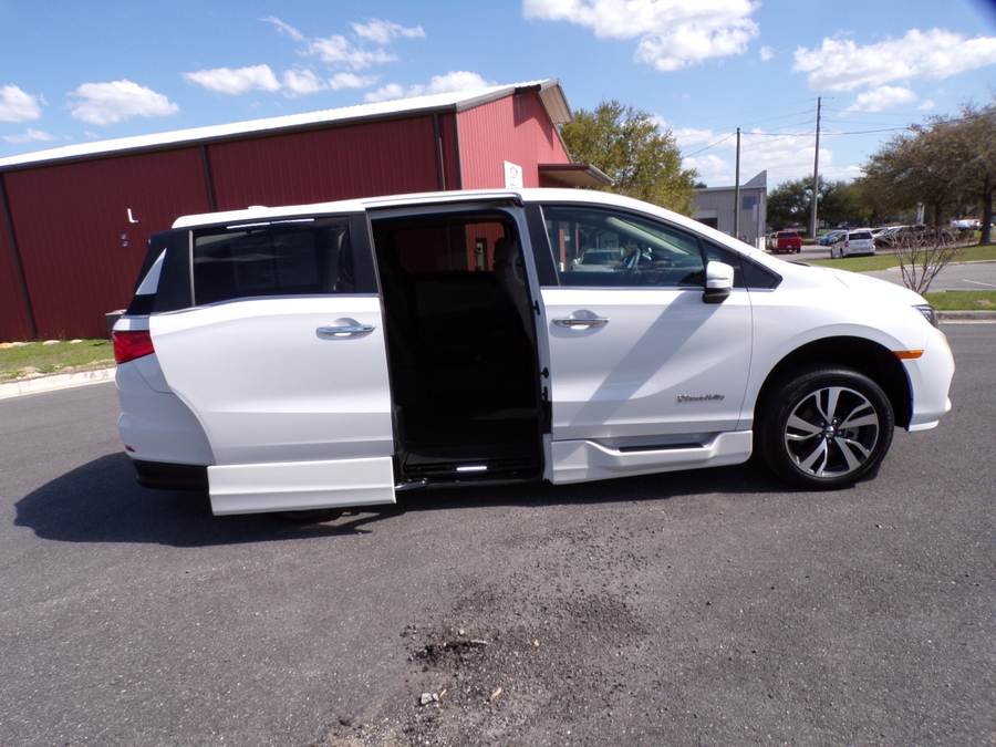 White Honda Odyssey image number 13