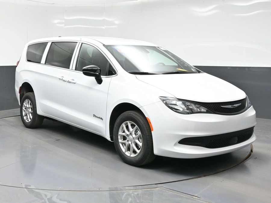 White Chrysler Voyager image number 10