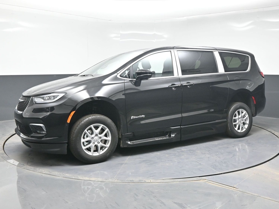 Black Chrysler Pacifica image number 2