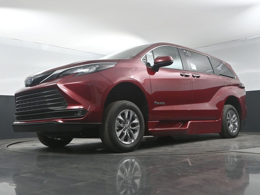 New 2025 Toyota Sienna Hybrid XLE Base - BraunAbility Side Entry Entry In Floor Automatic Ramp