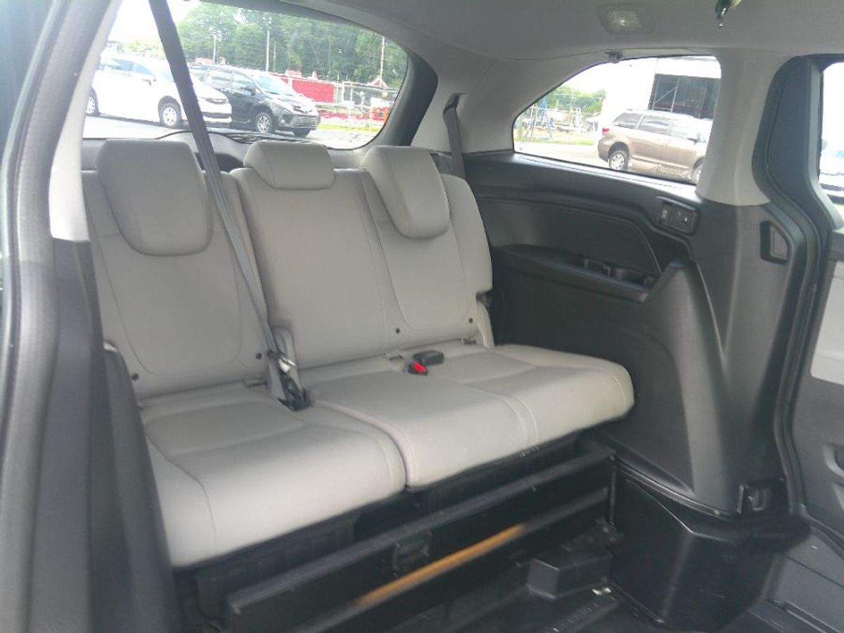 Black Honda Odyssey image number 17