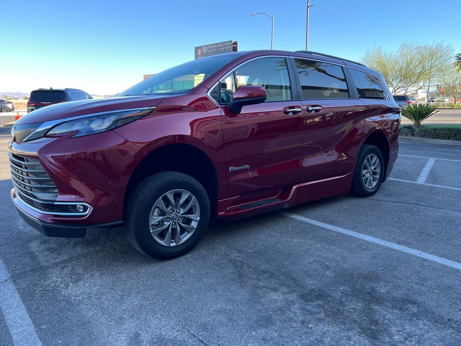 Used 2024 Toyota Sienna Hybrid XLE - BraunAbility Side Entry Entry Fold Out Automatic Ramp