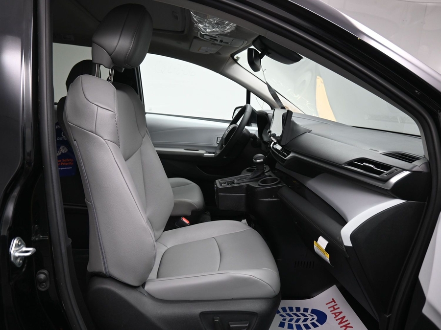 Black Toyota Sienna image number 5