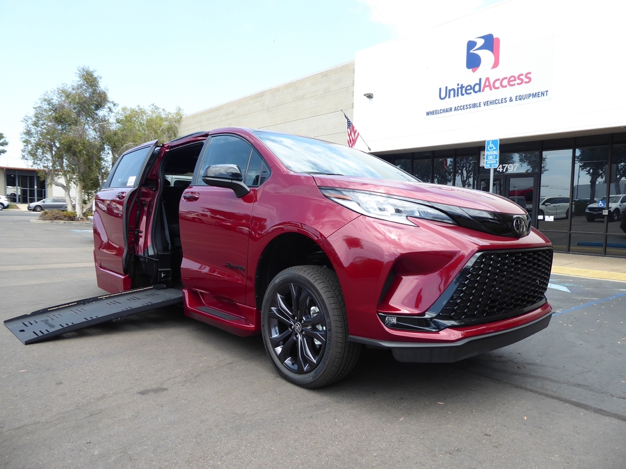 New 2026 Toyota Sienna Hybrid XSE Sport - BraunAbility Side Entry Fold Out Automatic Ramp
