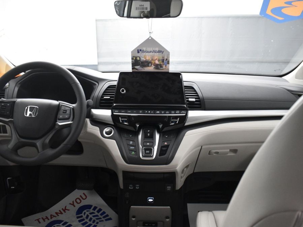 White Honda Odyssey image number 12