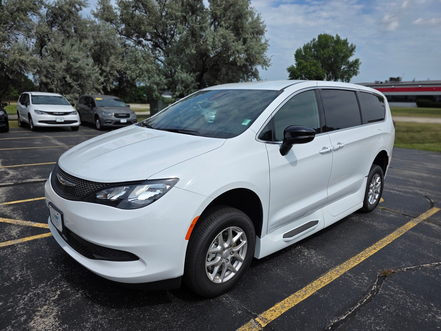 White Chrysler Voyager image number 2