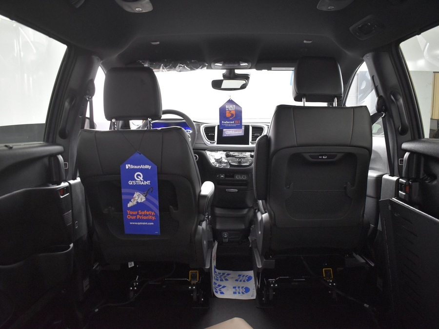 New 2025 Chrysler Pacifica Select Safety - BraunAbility Side Entry Entry Fold Out Automatic Ramp