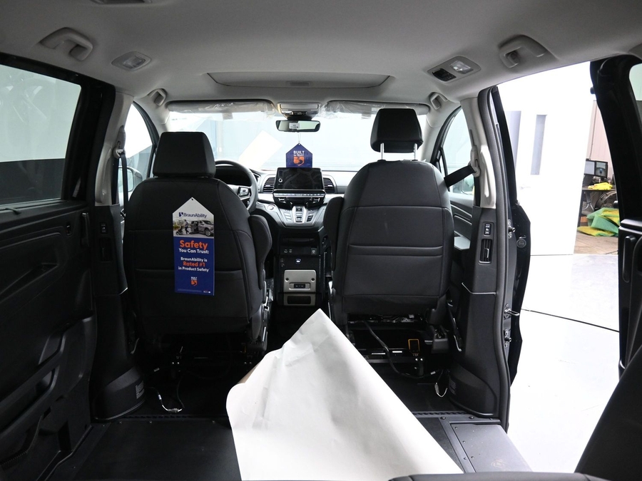 Black Honda Odyssey image number 14