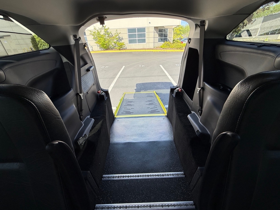 New 2026 Toyota Sienna Hybrid LE w swivel 2nd row - Vantage Mobility Commercial Rear Entry Entry Fold Out Manual Ramp