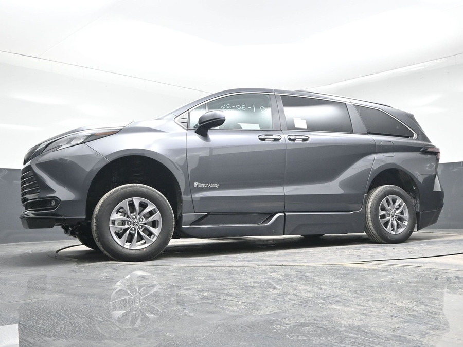 New 2025 Toyota Sienna Hybrid XLE Plus - BraunAbility Side Entry Entry Fold Out Automatic Ramp