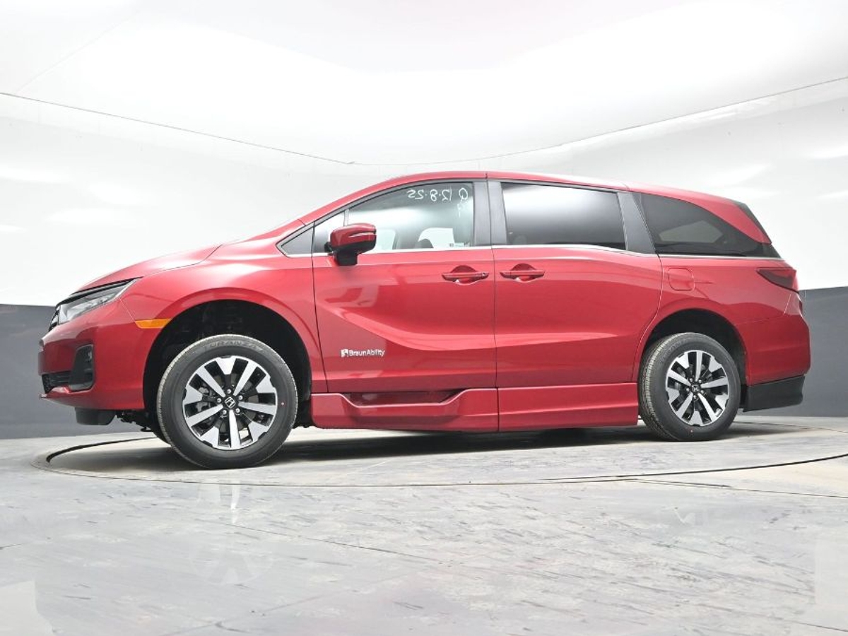 Red Honda Odyssey image number 19