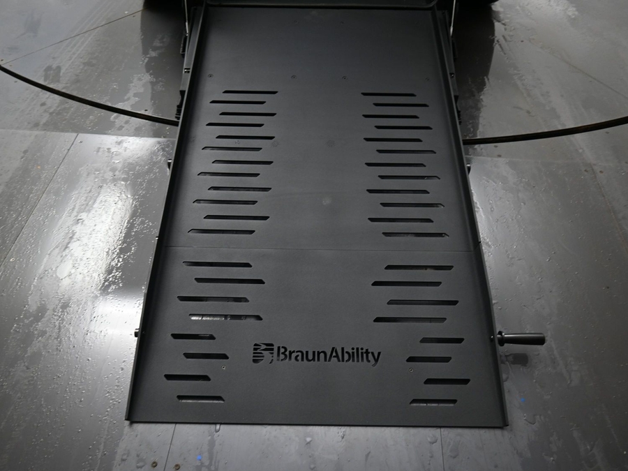 Silver Chrysler Voyager image number 5