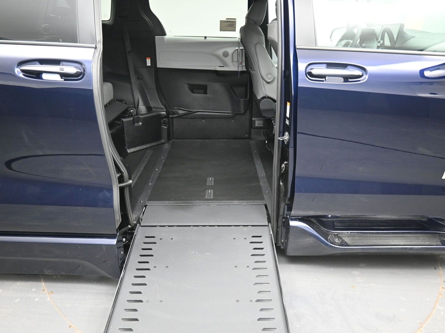 New 2026 Toyota Sienna Hybrid XLE Add - BraunAbility Side Entry Entry In Floor Automatic Ramp