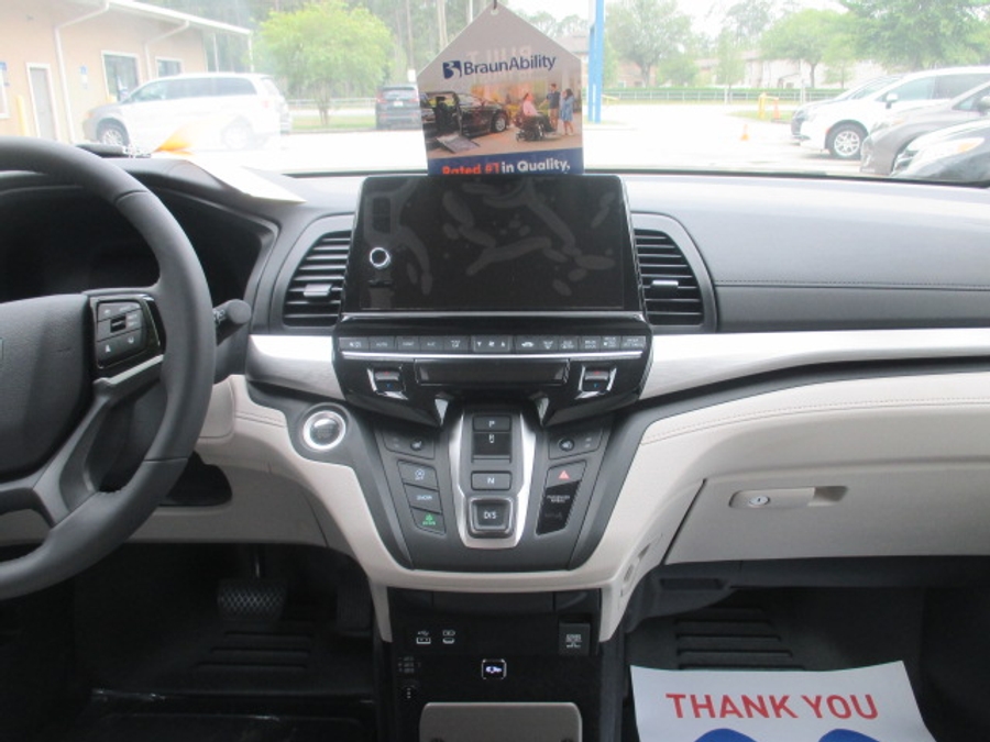 Red Honda Odyssey image number 7