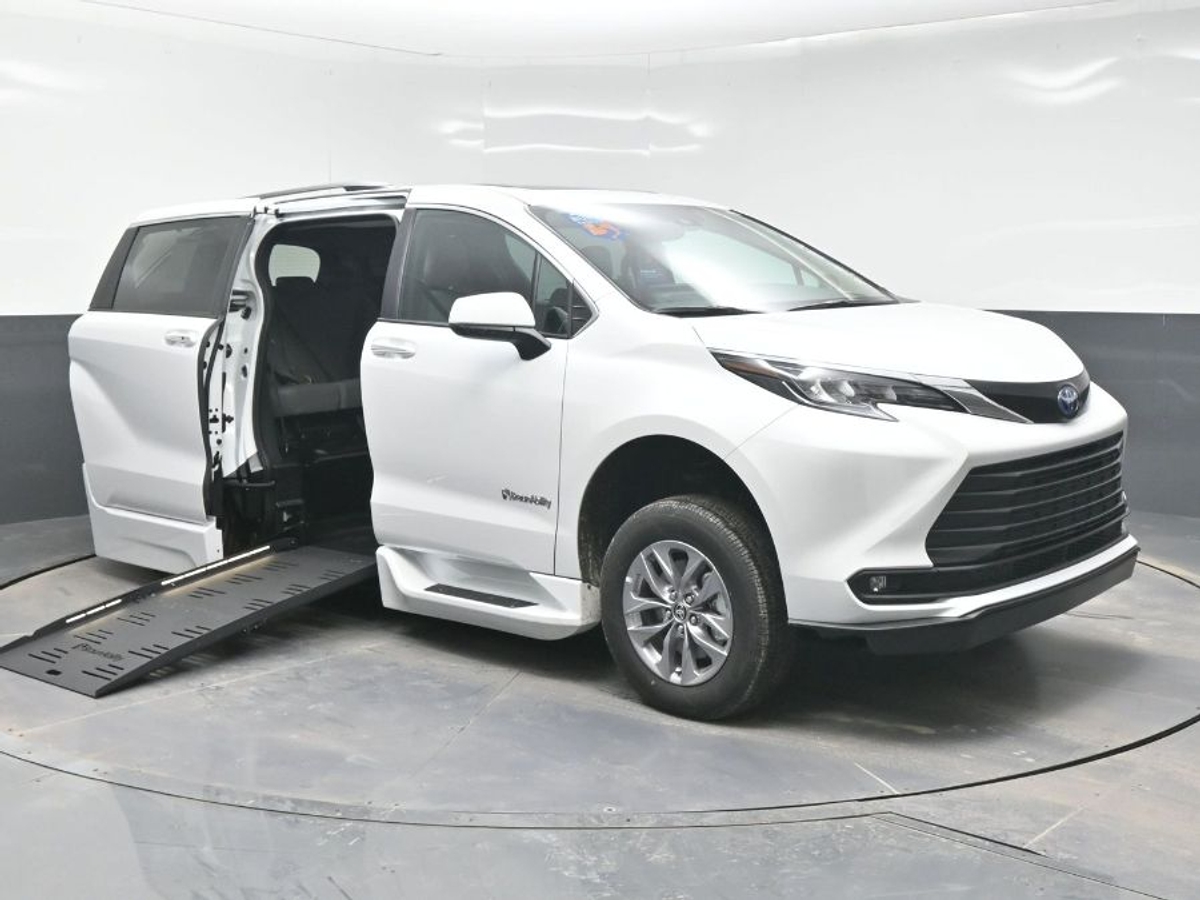 2025 Toyota Sienna XLE's photo