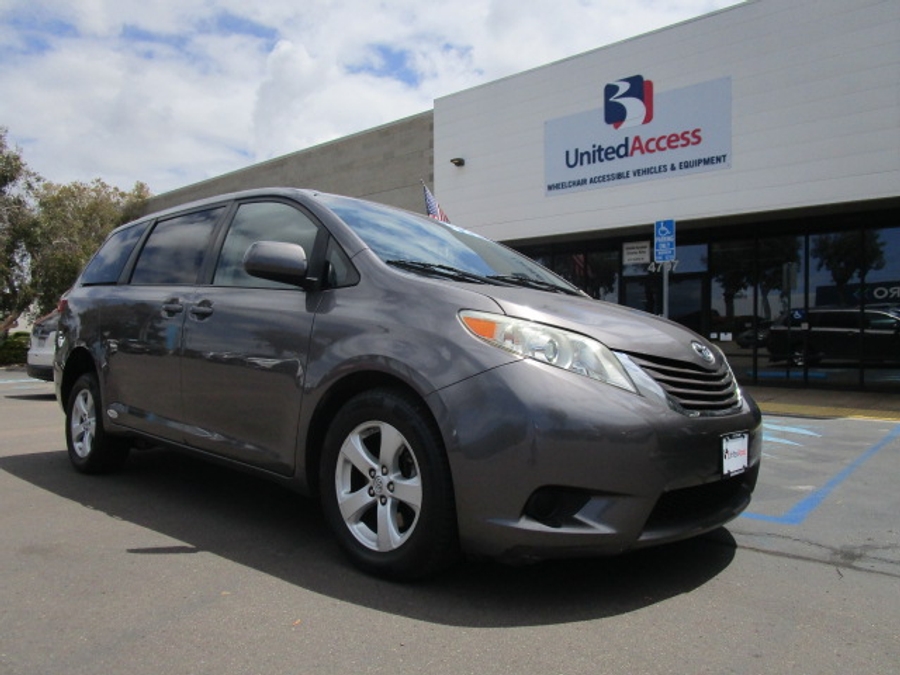 Used 2015 Toyota Sienna LE - FRE Rear Entry Entry Fold Out Manual Ramp