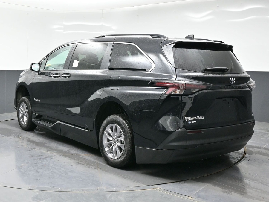Black Toyota Sienna image number 4