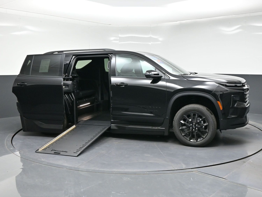 New 2026 Chevrolet Traverse 1LT Midnight - BraunAbility Side Entry In Floor Automatic Ramp