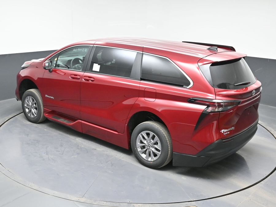 New 2026 Toyota Sienna Hybrid LE - BraunAbility Side Entry Fold Out Automatic Ramp