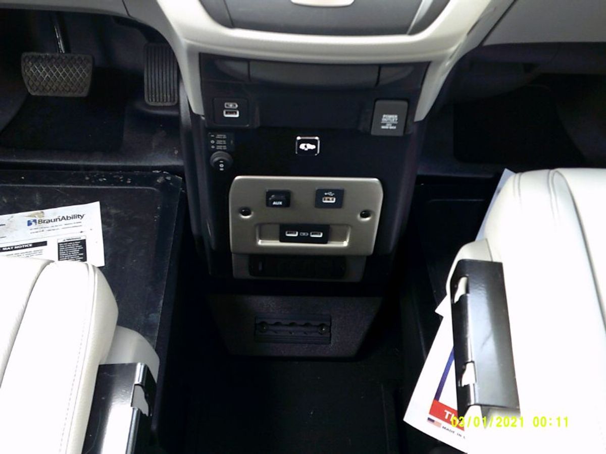 Silver Honda Odyssey image number 11
