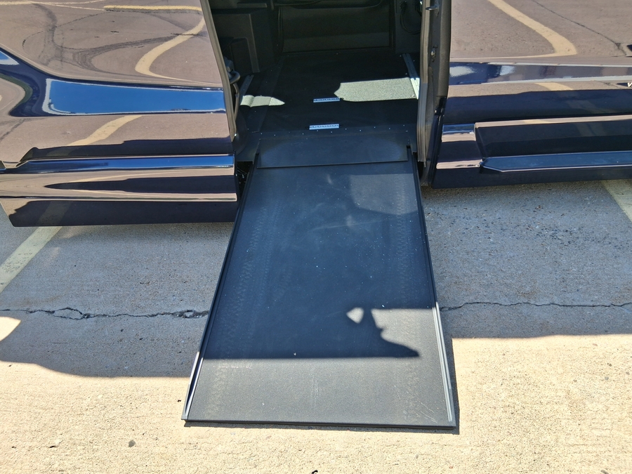 Blue Toyota Sienna image number 7