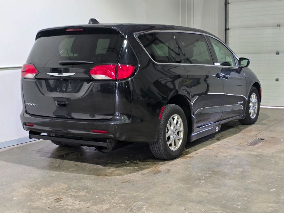 Black Chrysler Voyager image number 3