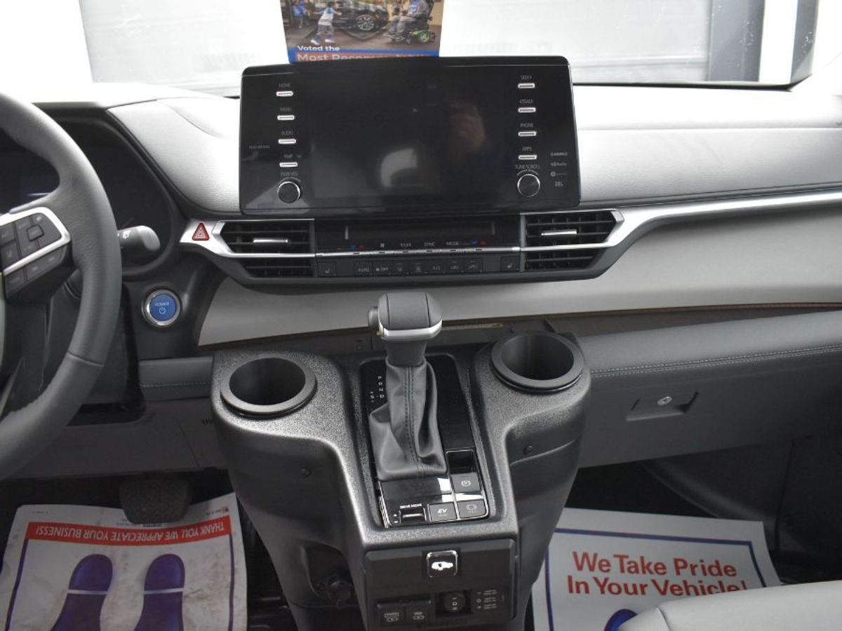 Black Toyota Sienna image number 4