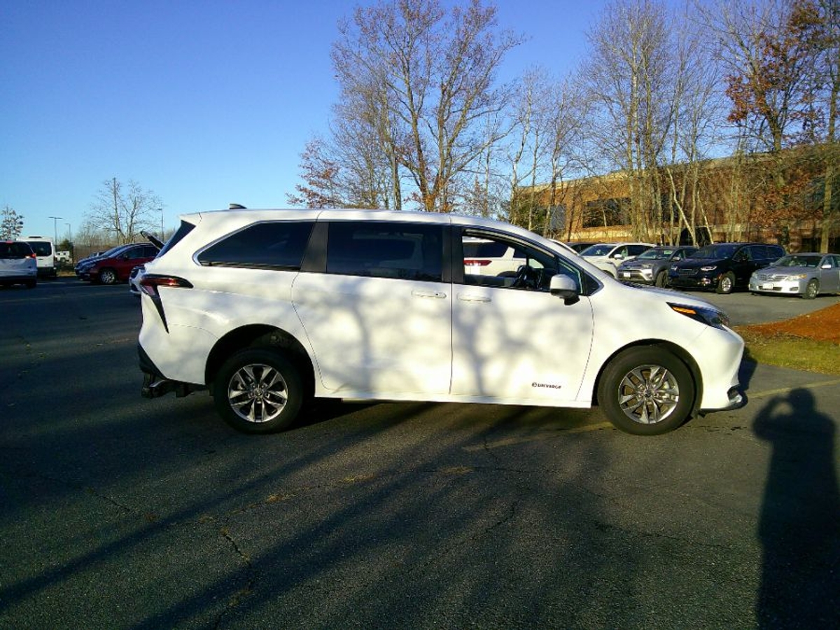 2025 TOYOTA SIENNA - Image 7