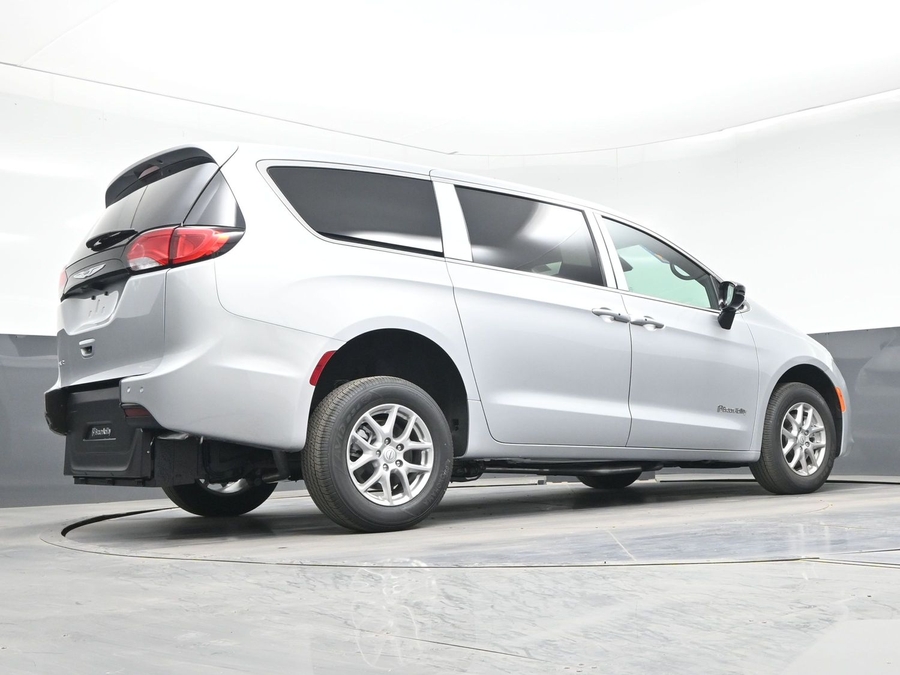 Silver Chrysler Voyager image number 8