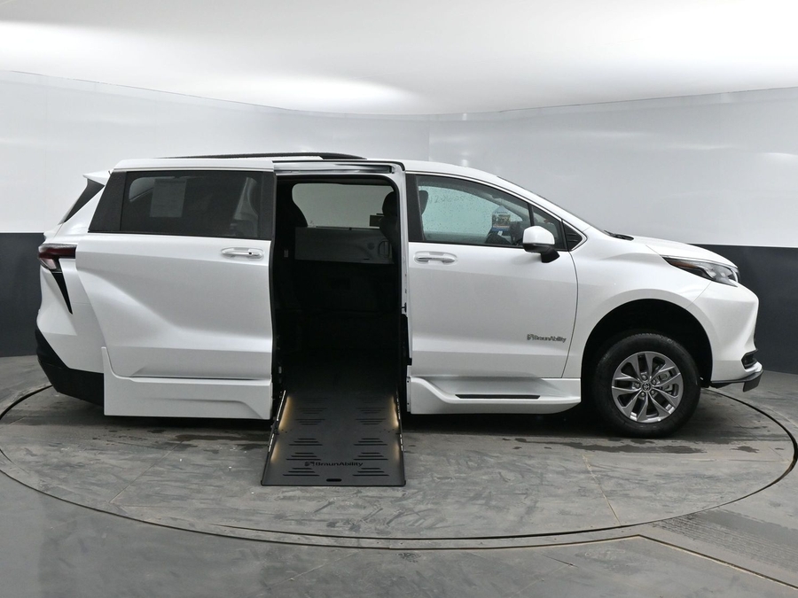 New 2025 Toyota Sienna Hybrid XLE Plus - BraunAbility Side Entry Entry Fold Out Automatic Ramp