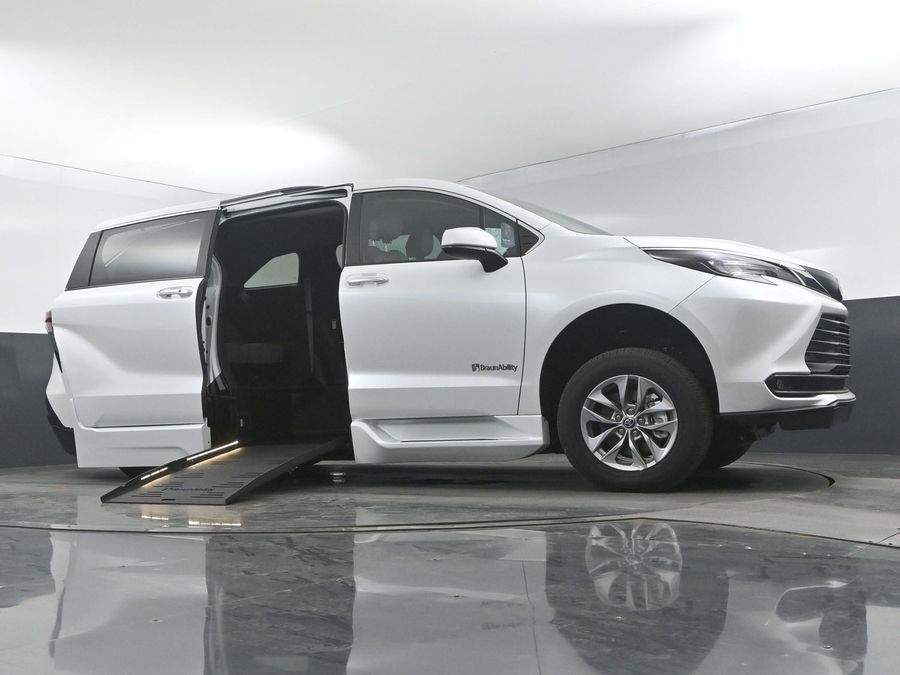 New 2025 Toyota Sienna Hybrid XLE Plus - BraunAbility Side Entry Entry Fold Out Automatic Ramp