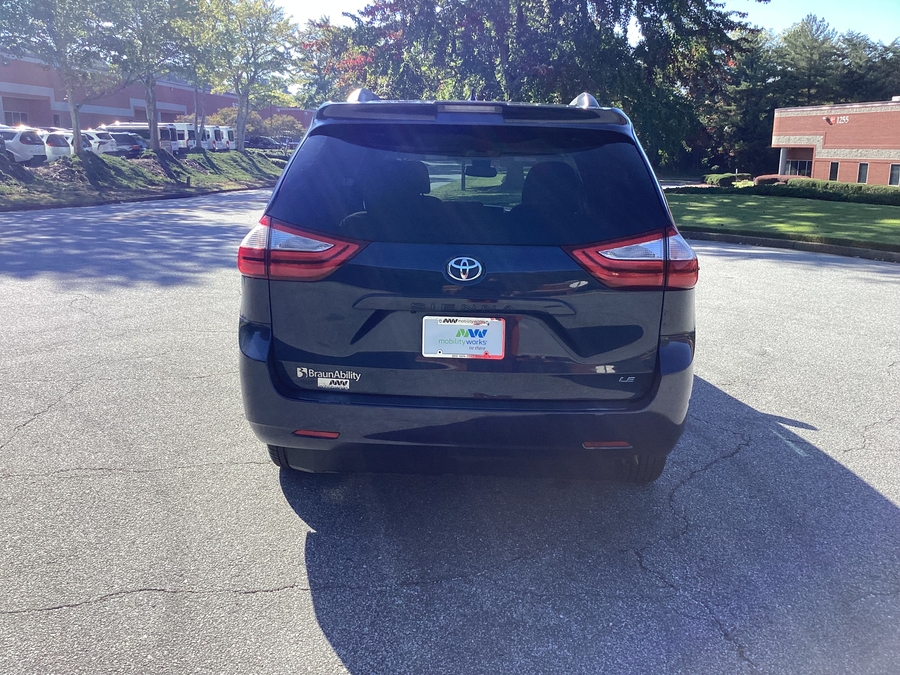  Toyota Sienna image number 4