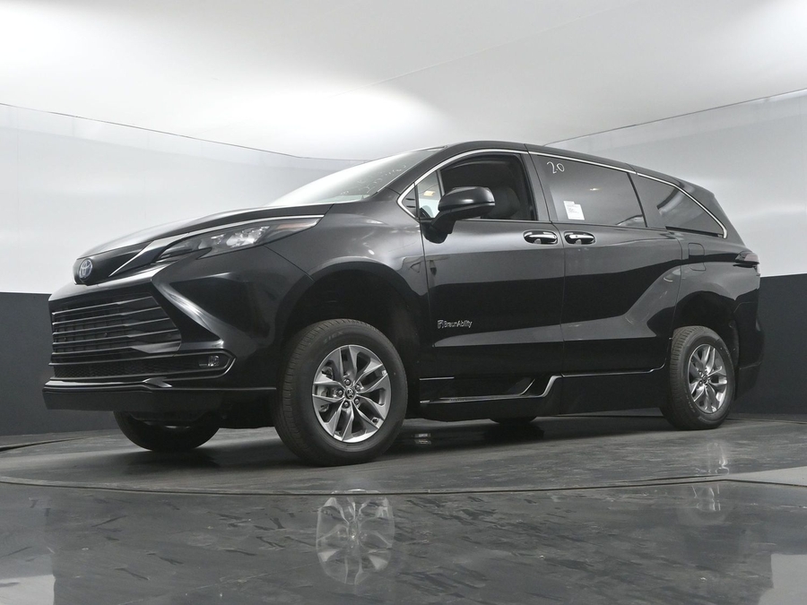 New 2025 Toyota Sienna Hybrid XLE Base - BraunAbility Side Entry Entry Fold Out Automatic Ramp